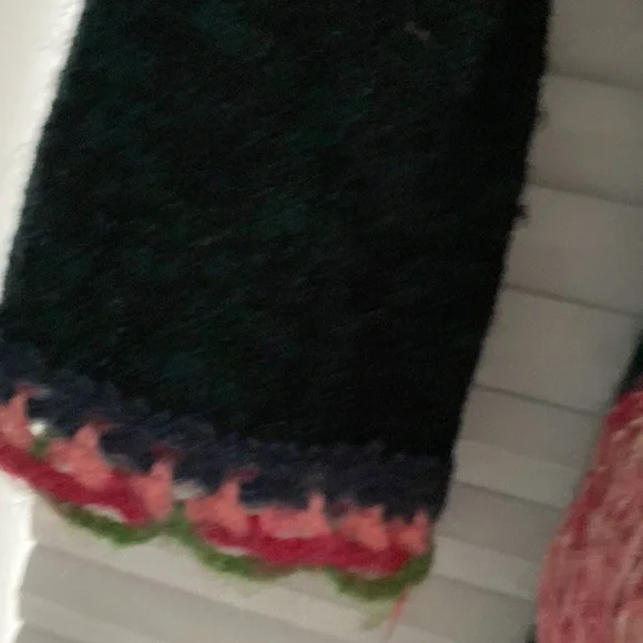 Beautiful Embroidered Sweater. - Picture 7 of 10